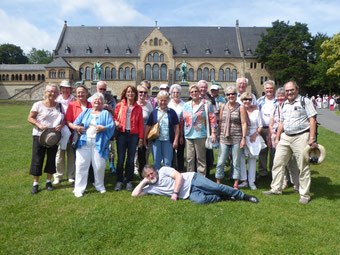 Eine Gruppe des GHV mit ihrem Stadtführer Herr Moritz vor der Kaiserpfalz in Goslar