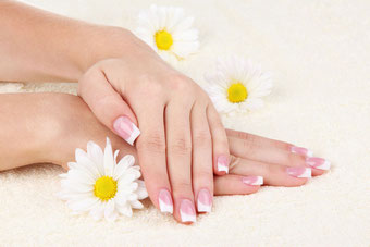 French Manicure aus dem Nagelstudio Kamila Nails & More, Augsburg © Olga Yastremska / 123RF Stock Foto