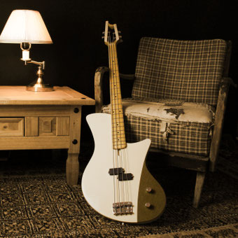 4 string modern retro p style basshandcrafted in germany with tweed control plate. slotted headstock, maple neck and spuce body. This bass is so light! it weighs 2,7kg