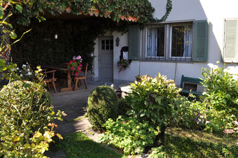 Möblierte 2-Zimmer-Wohnung in ehemaligem Bauernhaus. Teilrenoviert 2012. Ruhig gelegen, mit Gartensitzplatz und eigenem Eingang.