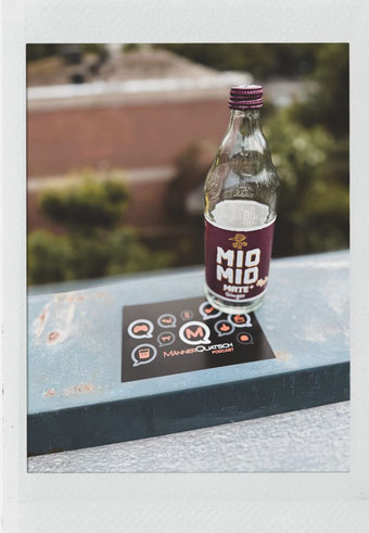 Das Titelbild zu Männerquatsch Podcast Folge 187 (Switch 2 Vorbestellung, PS5 Preiserhöhung, CipSoft übernimmt Siedler Online) zeigt eine Flasche "Mio Mio Mate Ginger".
