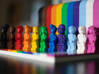 Lego-Männchen in allen Regenbogenfarben