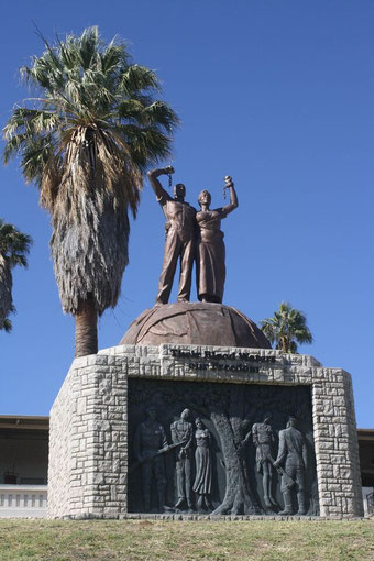 Abb. 2: Das Genozid-Denkmal in Windhoek erinnert an den Völkermord, Foto: IUM 240052021, Liberation Statue (Windhoek-Namibia)“, Wikimedia Commons, CC BY 4.0.**