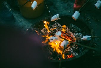 Eine Feuerschale über der Marshmallows geröstet werden