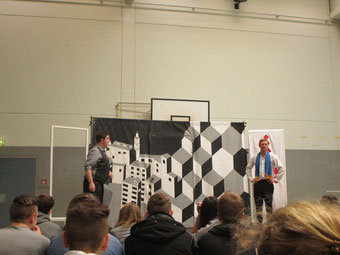 Schauspieler des White Horse Theatre auf der Bühne