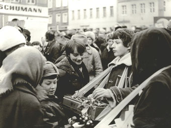 Weihnachtsmarkt 1981 in Radeberg. Solidaritätsbasar mit Bauchladen