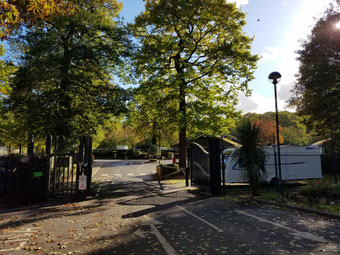 Einfahrt zum Campingplatz "Abbey Wood" bei London