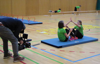 Tobias Wittenzellner filmt Madeleine Wex und Louisa Lehner (v. l. n. r.) beim Zirkeltraining.