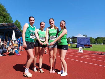 Die Siegerstaffel über 4x100m: Louisa, Felizitas, Marlene und Madeleine