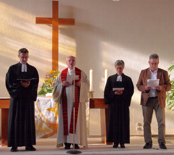 Pfarrer Gabriel Brand, Pfarrer Matthias Schmid, Pfarrerin Imogen Kasemir-Arnold und Pfarrer Klaus F. Pötz beim Abendsegen // Foto: Schmidt