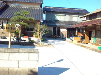 田中療術院庭と駐車場