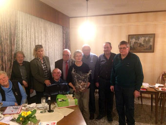Christina Weng. Mdl (3. vl.) freut sich über das Wahlergebnis der AG 60 plus (v.l.): Ingried Hünecke. Paul Lahrmann ,Erich Büning,Günter Bohne, Ingried Geldmeyer, Giselbert Melcher, Wilfried Martlage und Hans-Joachim Albrecht, (Foto: SPD