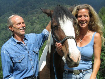 Bild: Peter Wydler (arbeitsagogische Leitung) & Andrea Pfunder (pädagogische Leitung & Schule) mit Pferd Nevada