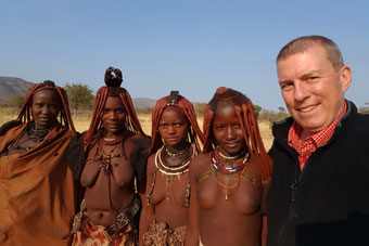 Fotograf Stephan Stamm mit jungen Himba-Frauen © 2016 belimago Stephan Stamm