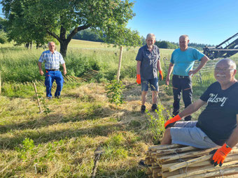 Egon, Klaus, Peter und Rudolf (Uwe fotografierte) beim Bau des „Naschgarten bei der Streuobstwiese Bonefeld