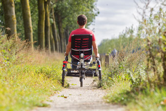 Zufriedener e-motion Kunde auf dem Easy Sport Dreirad von Van Raam