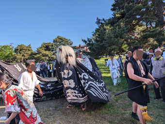 黒獅子祭り(警固に先導されて舞う黒獅子)