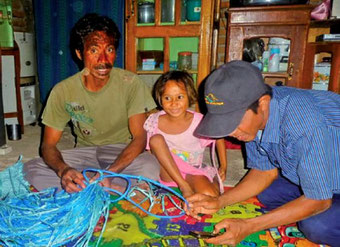 Fishermen who maintain a rope for fixing seaweed