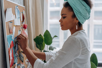 femme exprime ses émotions à travers de l'art gestalt-thérapie