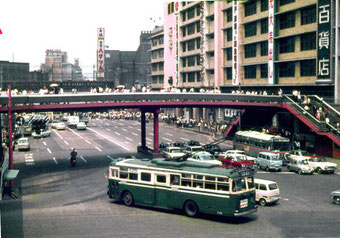 1960年代 阪急百貨店の前を走るトロリーバス