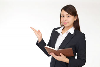 案内する女性