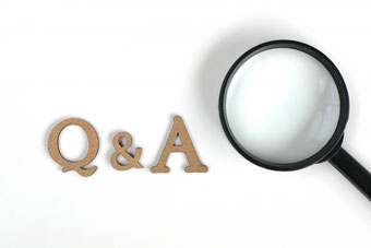 木製のQ＆Aと虫眼鏡