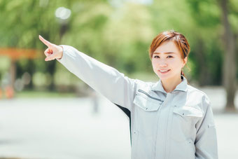 建物のチェックをする女性