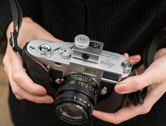 Aufsteck-Belichtungsmesser im Test: Leica M2 mit aufgestecktem DOOMO Meter S. Foto: bonnescape