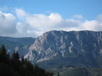 Übersicht Preinerwand: grün - Zustieg alter Haidsteig, rot - Kletterklubsteig, gelb - gekletterte Variante