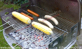 Würstchen und Mais auf dem Grill
