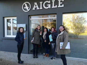 5 employées de chez AIGLE devant la porte d'entrée pour APIzone