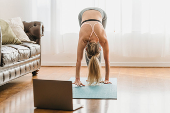 Bild: Online Yogakurs im Livestream mit Zuschuss der Krankenkasse