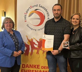 Maik Lorenz und Susanne Grenser nahmen die Urkunde von KSB-Präsidentin Angela Heimbach (l.) entgegen.