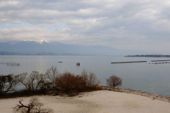 琵琶博の屋外展示コーナーから.雪を被る比良山地.右手は守山市方面ですね.間の琵琶湖大橋はちょっと見えにくいか.