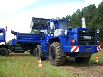 radlader bagger kipper erdbaumaschine pylone kegel oberboden sand erde aushub zettelmeyer 6x6 allrad