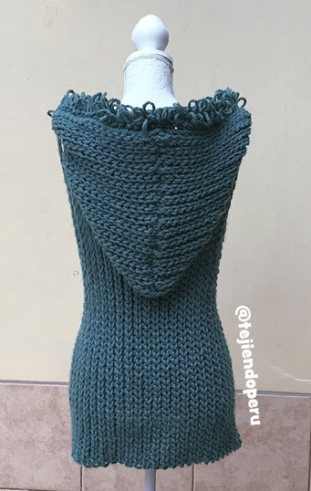 Chaleco con capucha de una pieza tejido a crochet en punto imitación tricot