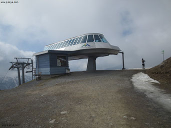 Sesselbahn Sareis, Bergstation (2.000 Meter): Während Mona auch nach Ihrer Fahrt Fotos knipst, nähere ich mich dem Panorama von hinten. Zuvor hatte ich mich einer Schweizer Bergsteigergruppe angeschlossen und 400 Höhenmeter zu Fuß zurückgelegt...