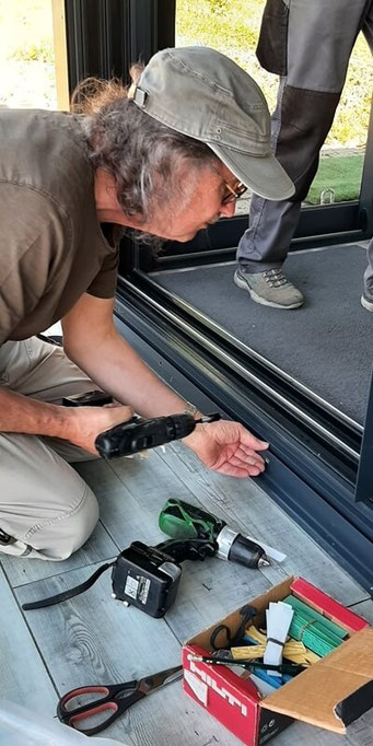 reinhard-junker-montiert-neher-insektenschutztuer-in-maintal-lamellen-junker