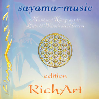 Das Titelbild der CD Ayurveda ~ Herzöffnung & Balance von Sayama Music Richard Hiebinger. Es zeigt einen goldenen Buddha vor einer wunderschönen rosa Blüte und die Blume des Lebens