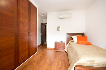 4. Schlafzimmer mit Blick zum Eingang und Bad
