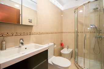 Bad  4. Schlafzimmer mit Dusche, Waschtisch, WC und Bidet