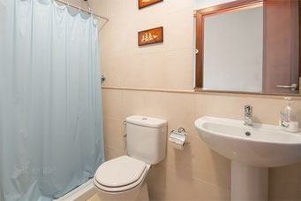 Bad mit Wanne, Waschbecken und WC im UG
