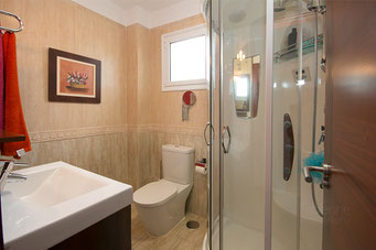 Bad mit Waschtisch, WC, Massagedusche