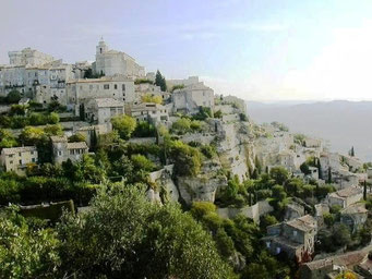 Gordes l'arrivée au village