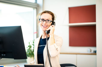 Sachbearbeiterin Gudrun Pemberger beim Telefonieren