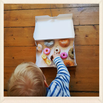 Mhhh... lecker Donuts. Das Rabenkind hat sich die DIY Donuts aus Natronteig dazu geholt. - Zusammenhang erkannt, check. (Mit 'klick' auf das Bild gelangt ihr zum Blogbeitrag)