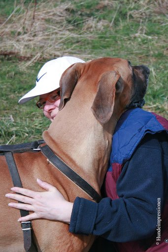 Anja Kiefer umarmt ihre Deutsche Dogge Amber