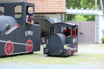 Die Lokomotiven Emma & Molly aus Jim Knopf und Die wilde 13 - Aufführung 2017 auf der Freilichtbühne Bonbaden