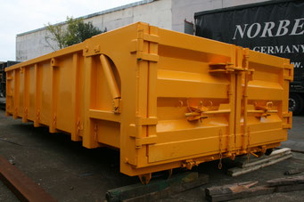 Bauschuttcontainer mit hydraulischer Klappe und Flügeltür