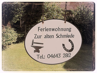 Bildbeschreibung: Auf diesem Bild sehen Sie das Schild das auf unserem Grundstück steht und auf unsere Ferienwohnung hinweist.